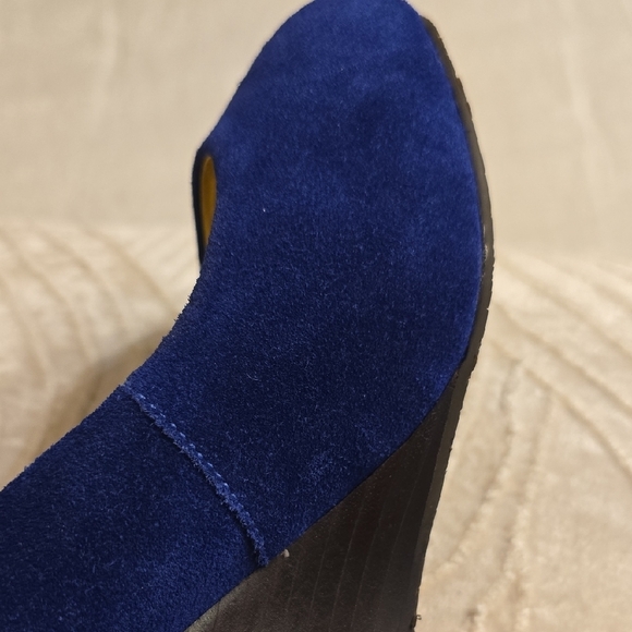 Lilly Pulitzer Blue and Gold Wedges with Elegant Design - Picture 12 of 13